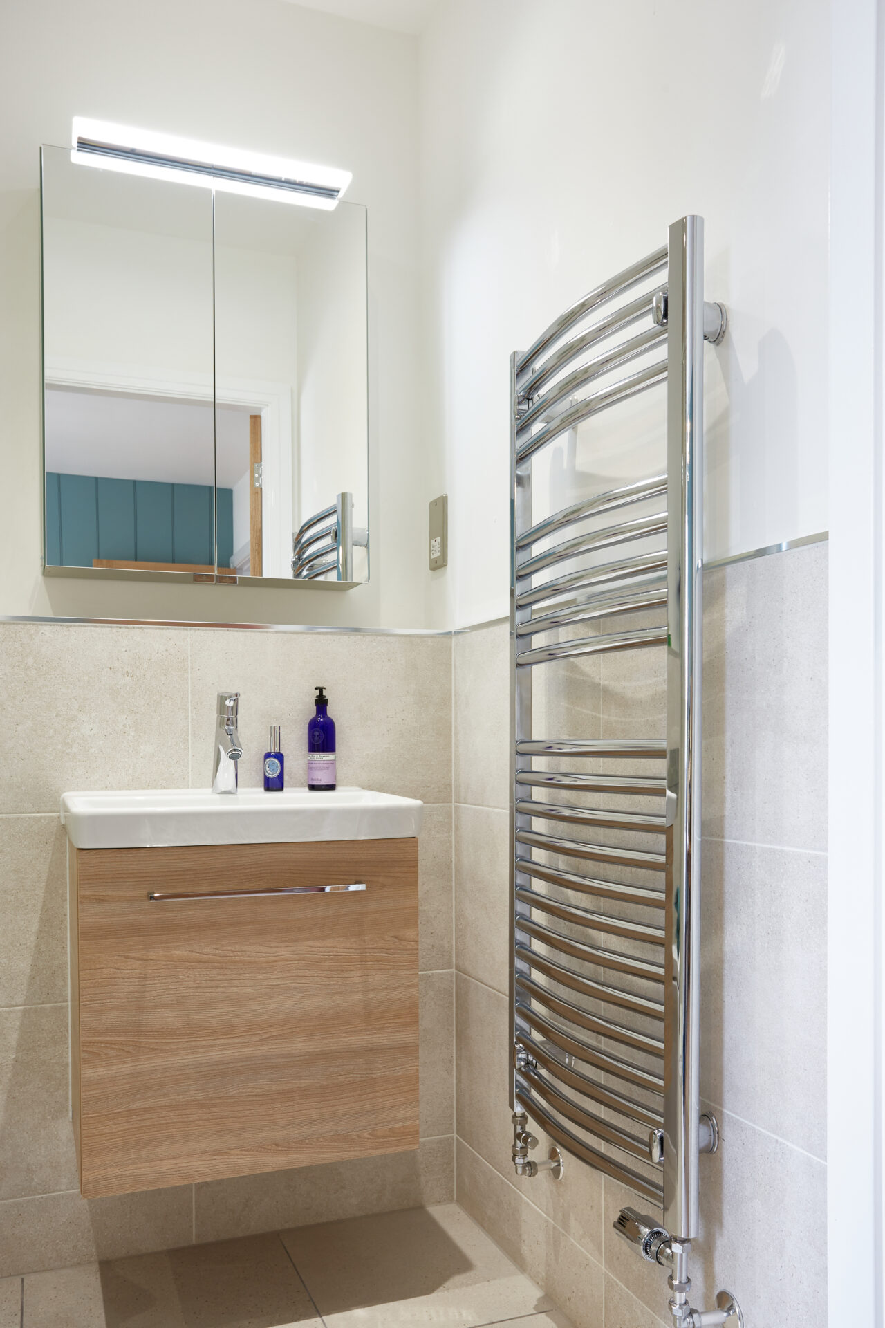 Curved towel radiator